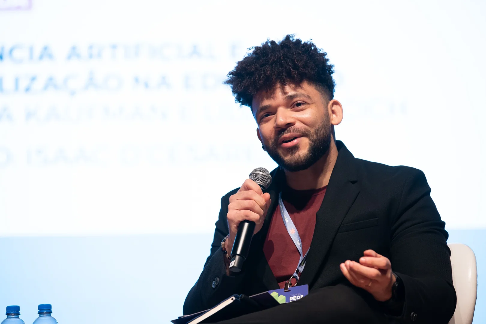 Isaac D'Césares apresentando a estratégia do Sesc