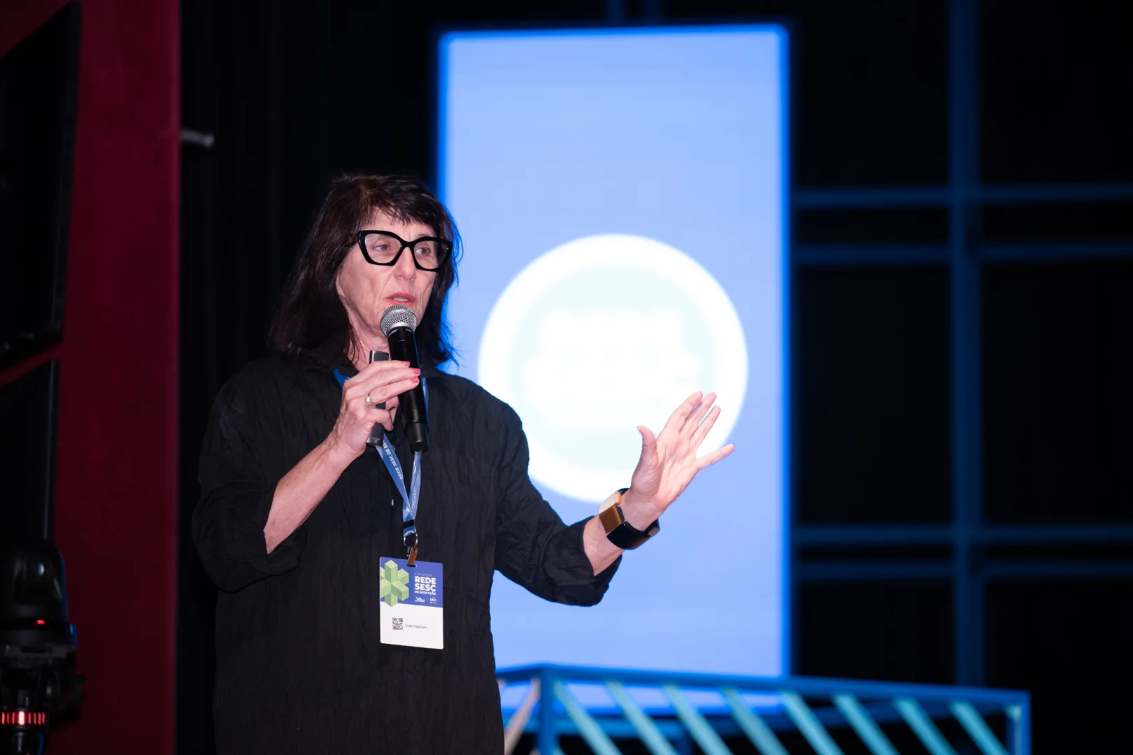 Dora Kaufman apresentando sobre IA na educação