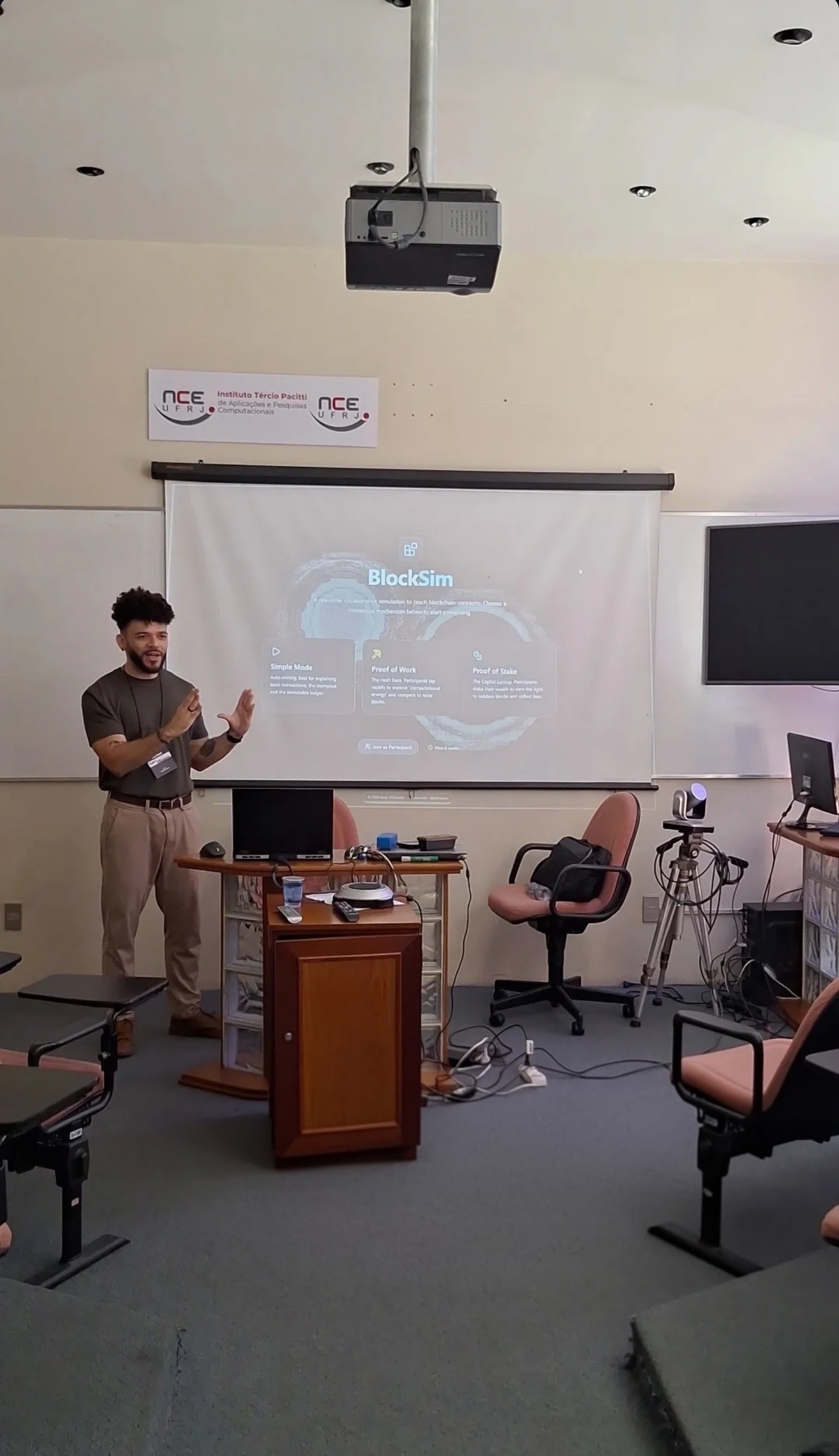 Isaac D'Césares apresentando o BlockSim durante a 8ª Semana da Computação da UFRJ